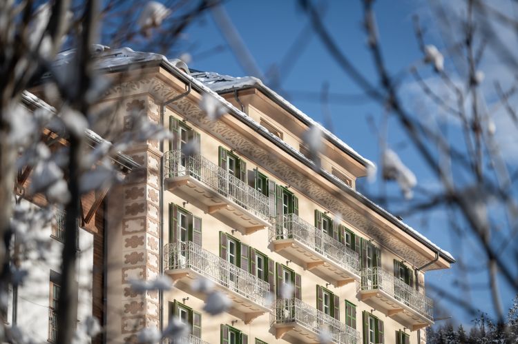 La facciata del nuovo Grand Hotel Savoia, A Radis