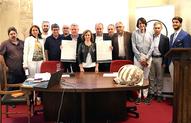 Foto ricordo, lunedì 19 giugno a San Marco in Lamis, alla presentazione del Manifesto futurista del pane. Al centro la senatrice Colomba Mongiello, membro della nona commissione permanente Agricoltura e Produzione agroalimentare
