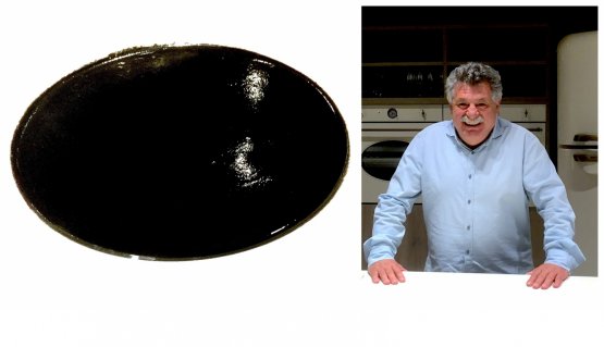 Zuppa nera d'inchiostro di seppia, con un'anima alla barbabietola e sentori di zenzero: piatto firmato da Lefteris Lazarou, del Varoulko al Pireo (foto Passera)
