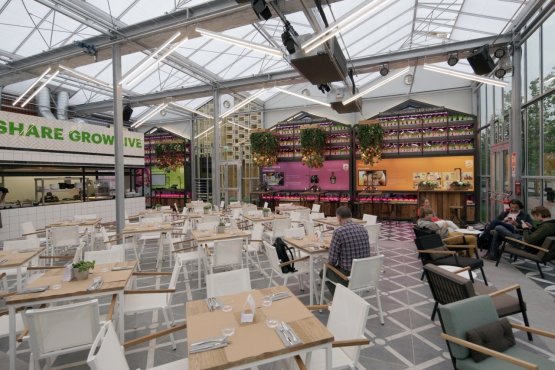 Inside the green house you can find the restaurant of the Dutch pavilion