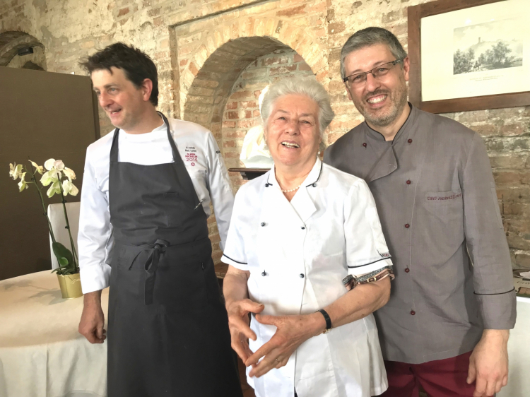 Foto ricordo, e tanti applausi da parte dei presenti, per chi ha firmato il pranzo in onore di Ferran Adrià domencia 10 giugno. Da sinistra verso destra: Marc Lanteri, chef residente nel Castello di Grinzane Cavour, Francesca Cirio, 82 anni, cuoca al ristorante Madonna della Neve a Cessole, da tutti chiamata Piera. Infine suo figlio Piermassimo Cirio