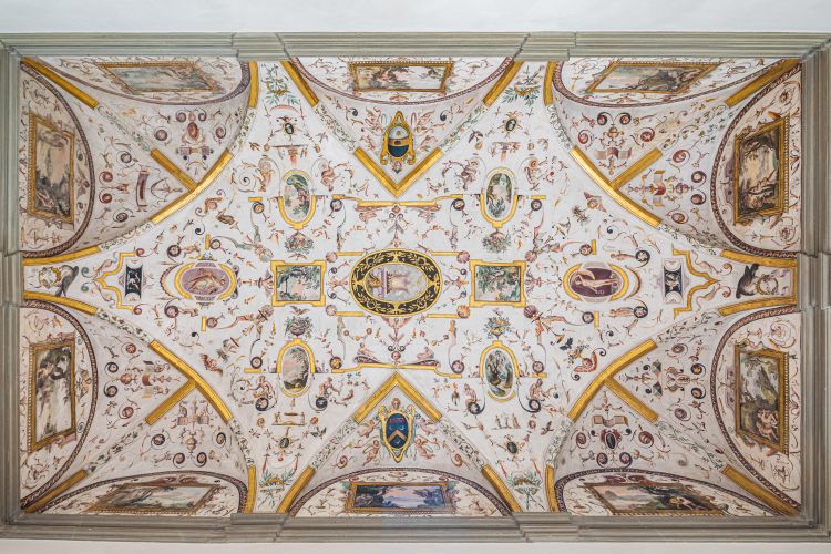Il soffitto affrescato della Corte degli Imperatori, il nucleo più antico di Palazzo Portinari Salviati, sede di Chic Nonna

