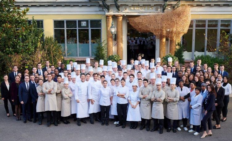 Lo staff al completo del Pavillon Ledoyen di Yanni