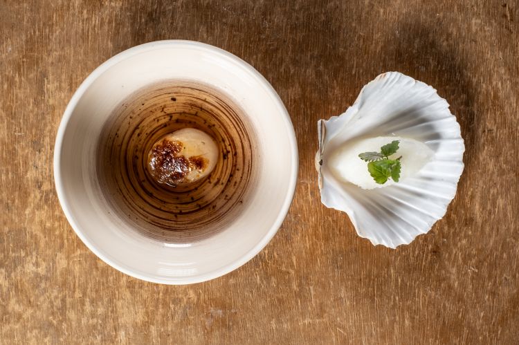Capasanta
"Partendo dal ricordo di un budino di riso", chiarisce Vergine, "ne abbiamo associato la consistenza alla parte burrosa della capasanta che abbiamo sminuzzato come chicchi di riso. Il gusto si completa con un infuso alla vaniglia e sorbetto al sakè per agganciare il concetto del riso"