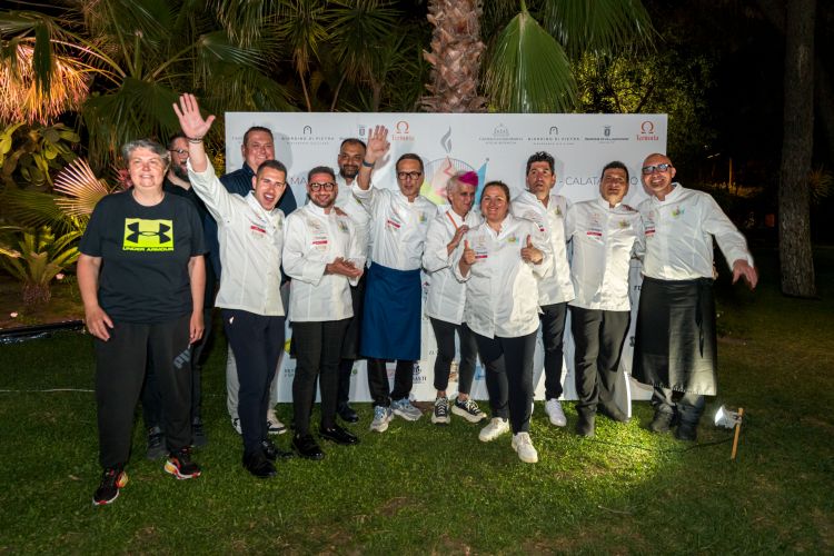Saluto di gruppo degli chef che a Lavica hanno condiviso non solo la cucina, ma anche esperienze, racconti e sinergie

