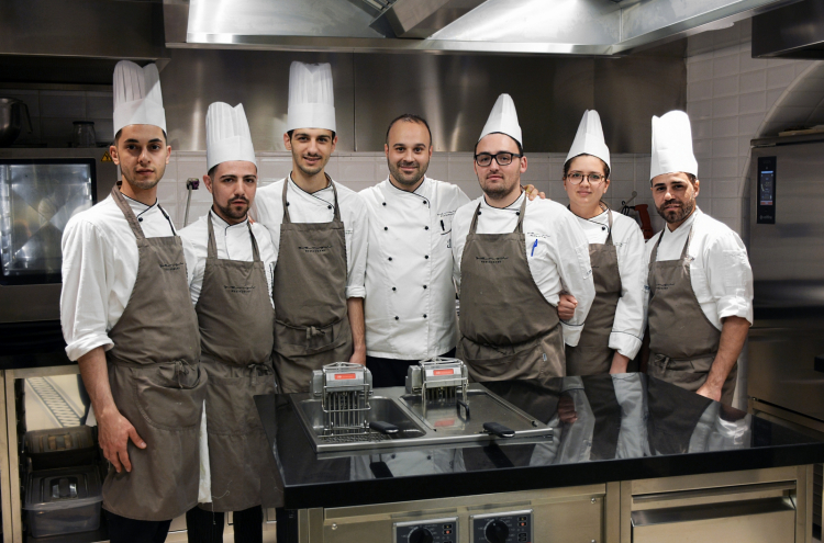 Lo staff di Sensi, al centro lo chef Alessandro Tormolino

