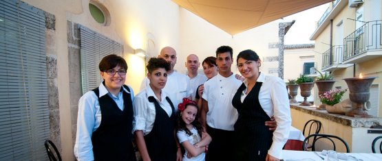 Lo staff di Andrea, locale di Palazzolo Acreide premiato come "Miglior trattoria". Al centro, lo chef Andrea Alì