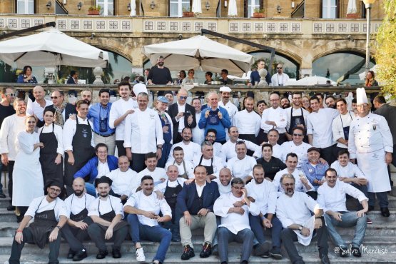 Foto di gruppo per gli chef partecipanti alla fest