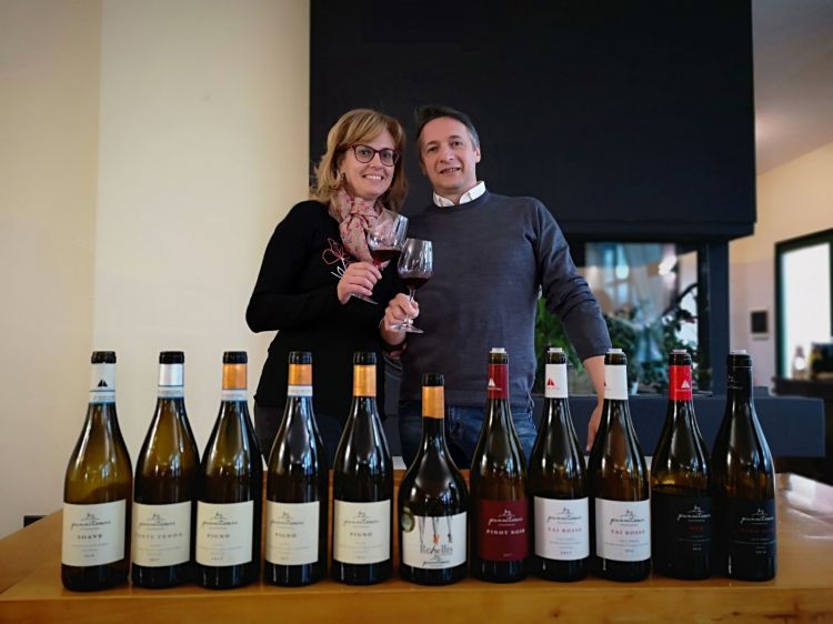 Gianni Tessari e la moglie Anna Maria con una selezione dei vini dell'azienda