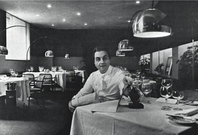 Gualtiero Marchesi cinquantenne nel suo ristorante in via Bonvesin de la Riva a Milano. La rivoluzione della cucina italiana è iniziata lì
