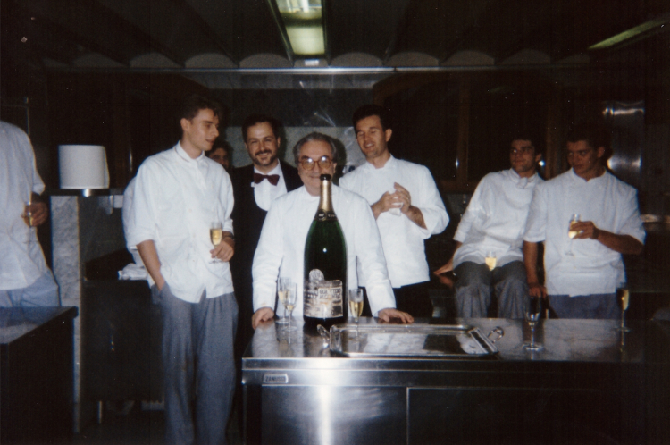 Foto ricordo nelle cucine di Bonvesin de la Riva a Milano per Carlo Cracco, sulla sinistra rispetto a Gualtiero Marchesi, giusto un passo indietro
