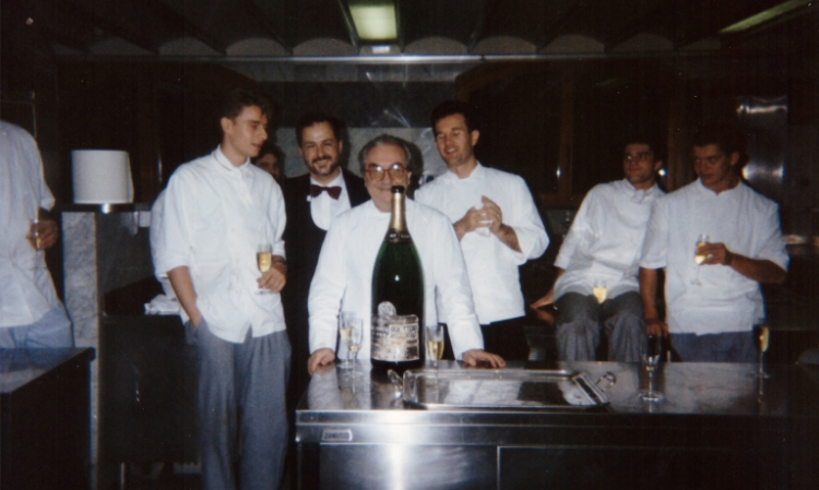 Foto ricordo nelle cucine di Bonvesin de la Riva a Milano per Carlo Cracco, sulla sinistra rispetto a Gualtiero Marchesi, giusto un passo indietro
