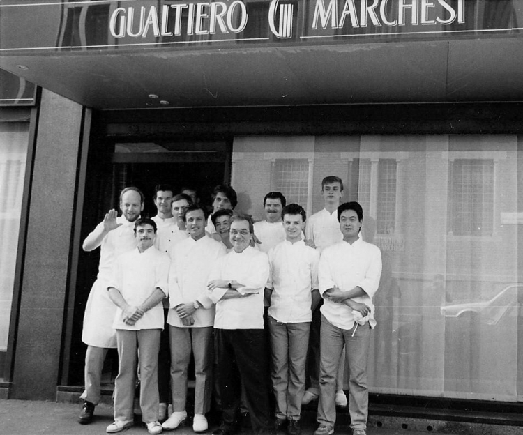 Anno 1986 per Carlo Cracco e chi lavorava da Gualtiero Marchesi. Carlo è in terza fila, il terzo da sinistra
