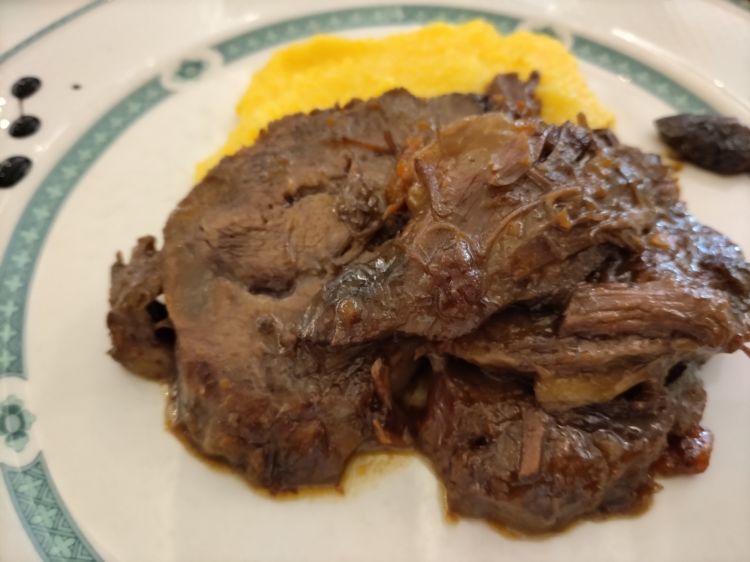 Guancette di manzo brasate al vino biano con polenta: da gustare sulla terrazza panoramica del ristrorante Alla Torre