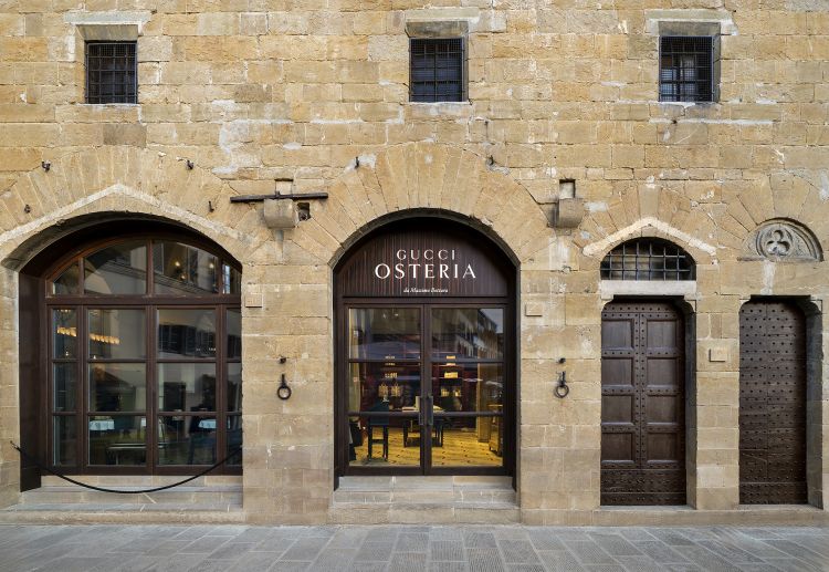 Viaggio in Toscana è un titolo quasi fuorviante, perché qui il territorio non viene mostrato, viene smontato e ricomposto, lasciando emergere molte suggestioni. In foto l'ingresso di Gucci Osteria da Massimo Bottura a Firenze