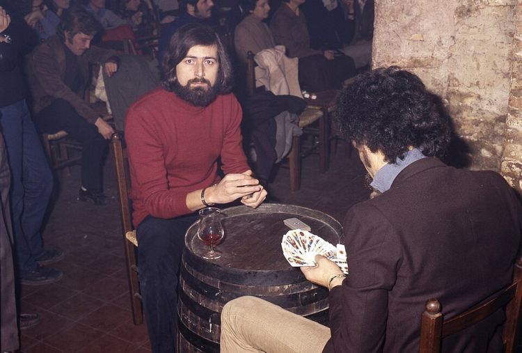 Guccini impegnato in una partita a carte all'Osteria delle Dame (1972)