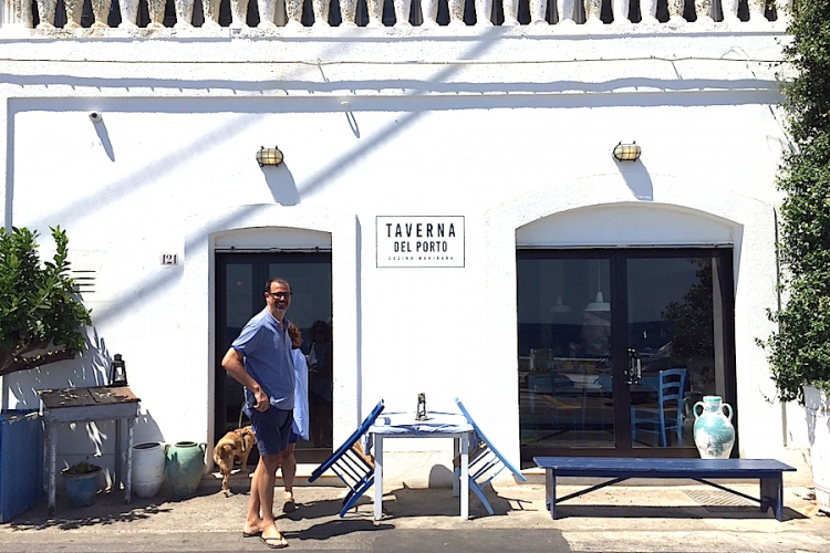 Un momento di relax per Antonio Guida quest'estate a Tricase Porto in Salento. Sta per entrare nella Taverna sul Porto
