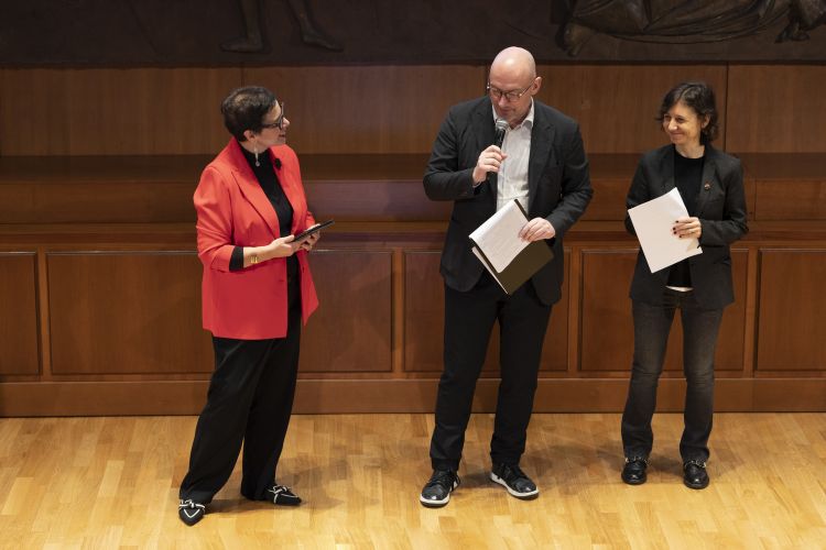 Carlo Passera e, sulla destra, Claudia Orlandi (curatori, rispettivamente lato pizzerie e lato cocktail bar, della Guida di Identità Golose alle Pizzerie e Cocktail Bar d'autore) insieme alla presentatrice dell'evento di premiazione, Francesca Romana Barberini
