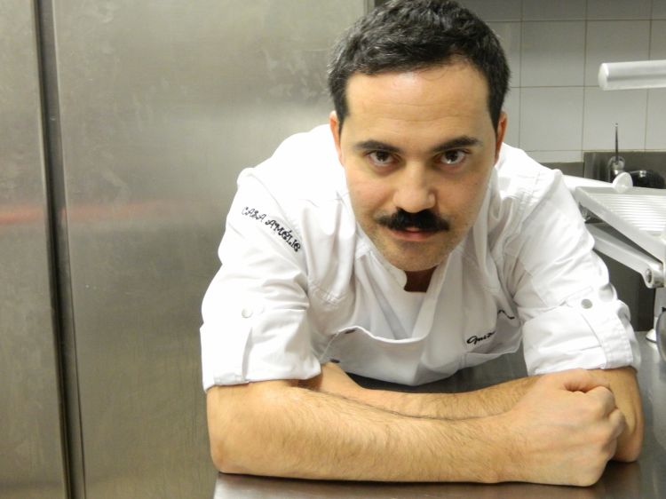 Lo chef Guido Perino nella sua cucina
