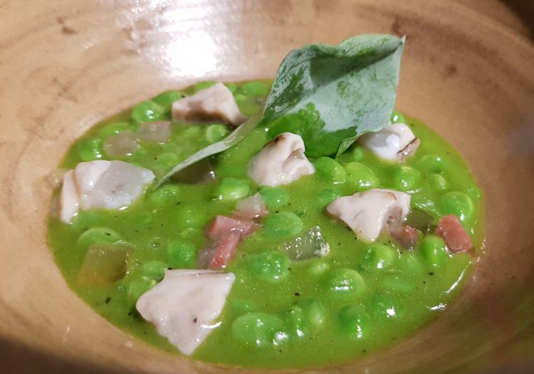 Piselli con ostrica calda, pancetta e succo dei baccelli. Negli ultimi giorni abbiamo avuto la fortuna di provare 4 piatti di eccezionali di piselli, ognuno col suo stile (gli altri 3: Nairod, Enigma, Bodega 1900). Non saprei quali scegliere. Questi di Suculent sono sicuramente i migliori mai mangiato qui. Lo iodio dell'ostrica, la sapidità della pancetta, la cottura perfetta... Magnifico!