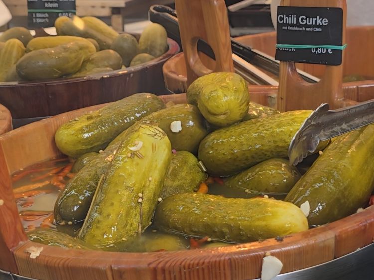 I gurke, cetrioli in salamoia, sono vendutissimi 
