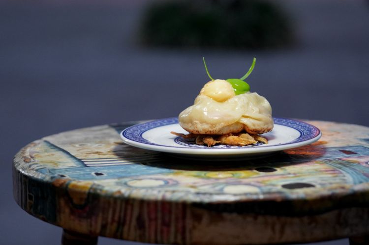 Gyoza di gamberi alla brace: fritturina di schie, gyoza di gambero gobbetto e gambero rosa, gambero crudo all’olio alla brace, emulsione al gambero e all’erba cipollina, cipollotto
