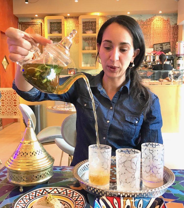 Hanae prepara il tè alla menta marocchino. Versare il tè dall'alto, più volte, consente di ossigenalrlo e di mescolare sapori, profumi e zucchero
