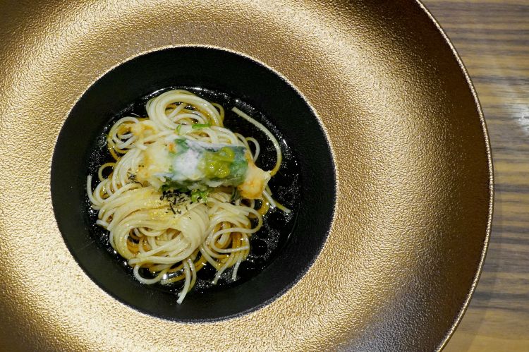 Goma men (spaghetti con farina di semi di sesamo) in brodo tsuyo, olio evo, polvere di yuzu, alghe nori, cipollotto, gamberoi in foglia di shiso in tempura con kizami wasabi (wasabi fresco grattugiato coi suoi germogli)