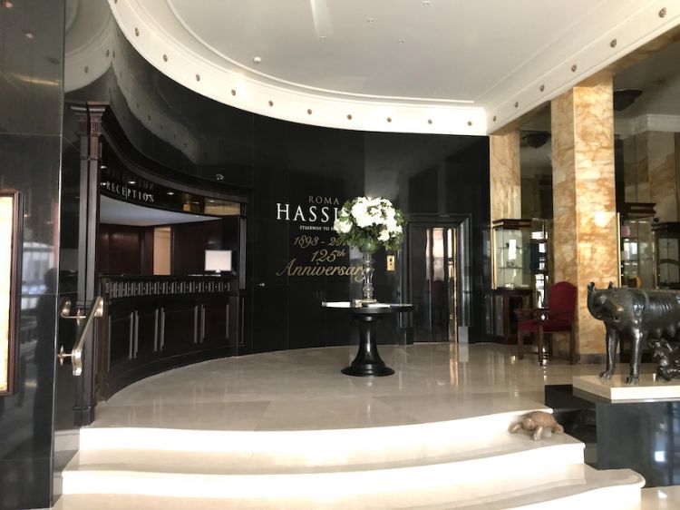 L'ingresso di un hotel Hassler chiuso da inizio marzo per gli effetti del Covid
