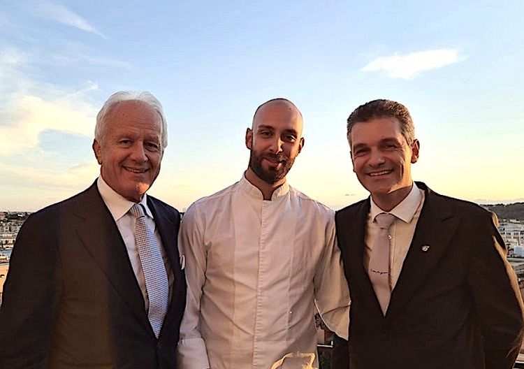 A souvenir photo with Roberto Wirth, Andrea Antonini and Marco Amato. Below, one of the tortoises used as centrepieces at Imago. Turtles are a beloved animal of patron Wirth