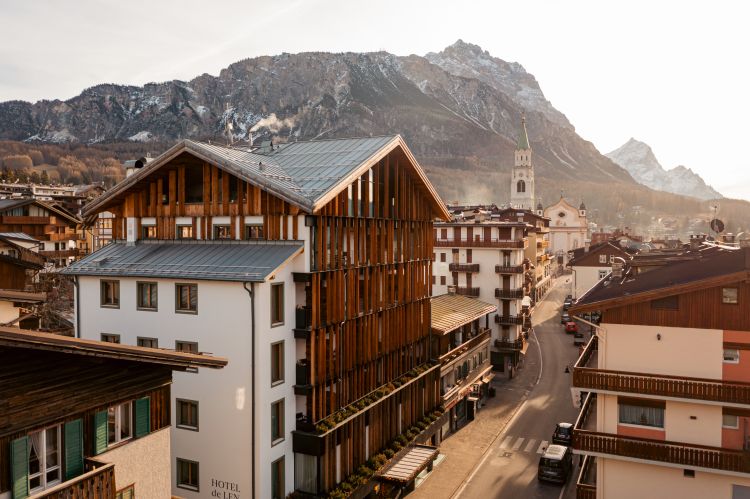 L'Hotel De Len, struttura a 4 stelle, è situ