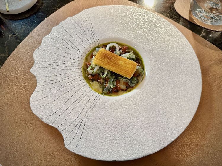 Spaghetti arrostiti in olio di oliva, vinaigrette calda di kiwi e olio di oliva, calamari alla Luciana, verbena: qui non si punta tanto alla provocazione, servendo una pasta con la frutta, ma si vuol generare quel ricordo, caro a tutti gli italiani, della pasta del giorno prima arrostita in padella. Il concetto è immediato per chi abita nel Belpaese, ma per un francese non è abituale. Quante letture possono offirire ingredienti comuni, se uniti e gustati a latitudini diverse?
