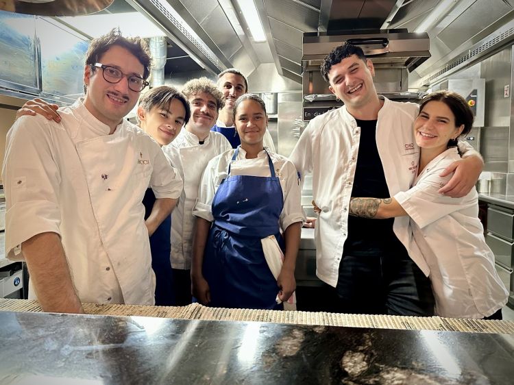 La brigata di cucina di Hémicycle si stringe in 