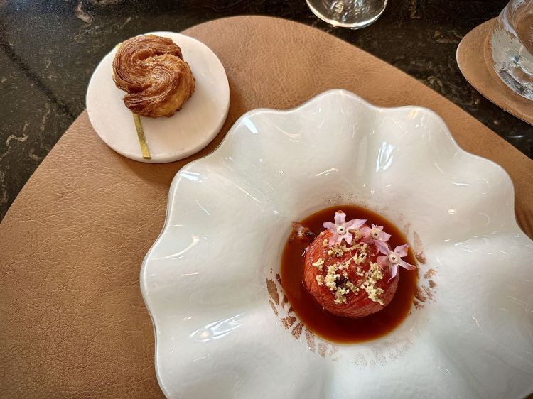 Pomodori farciti: le tre tipologie di ortaggio (San Marzano, datterini e ramati) vengono intrecciate come un gomitolo, con un ripieno di  tofu affumicato, basilico, arancia al sale, sambuco marinato e una salsa di peperoni arrosto. Completa il piatto del Pane spiga fritto, cioè uno sfogliato allo strutto, tipico di Roma (golosissimo)
