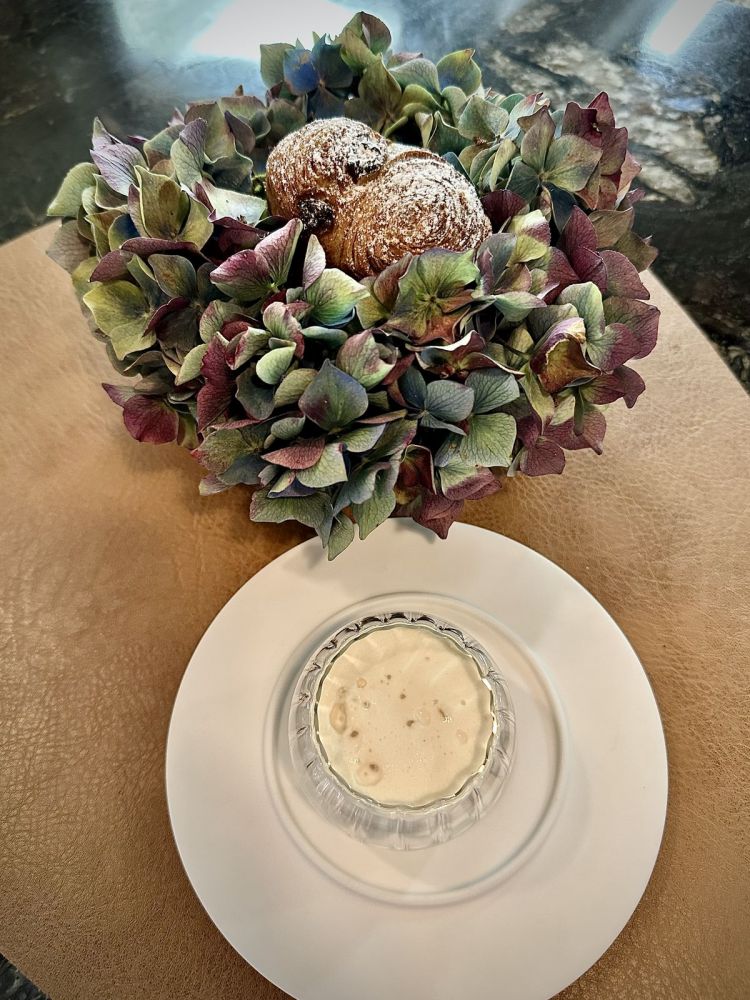 La coccola finale: Impasto della brioche alsaziana, ma con gli aromi del panettone, sfogliato come un cornetto classico, con accanto una spuma di zabaione alla romana. Siamo pur sempre in un ristorante condotto da italiani, no?
