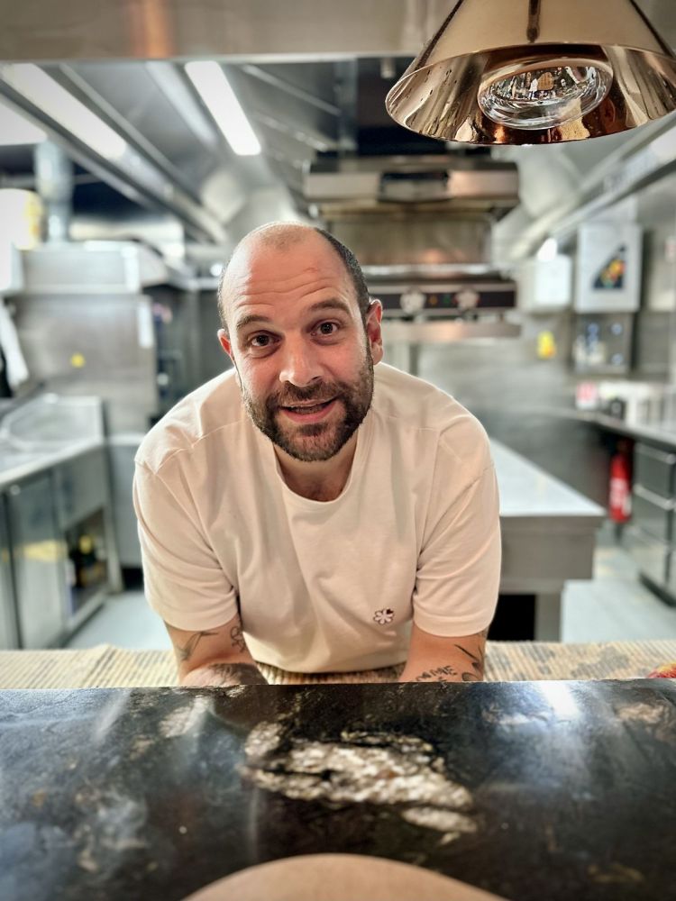 Giacomo Gironi, responsabile di sala. Segni particolari: empatia immediata, grande conoscenza dell'accoglienza, ma soprattutto una capacità naturale di trasmettere tutto ciò a chiunque lavori con lui
