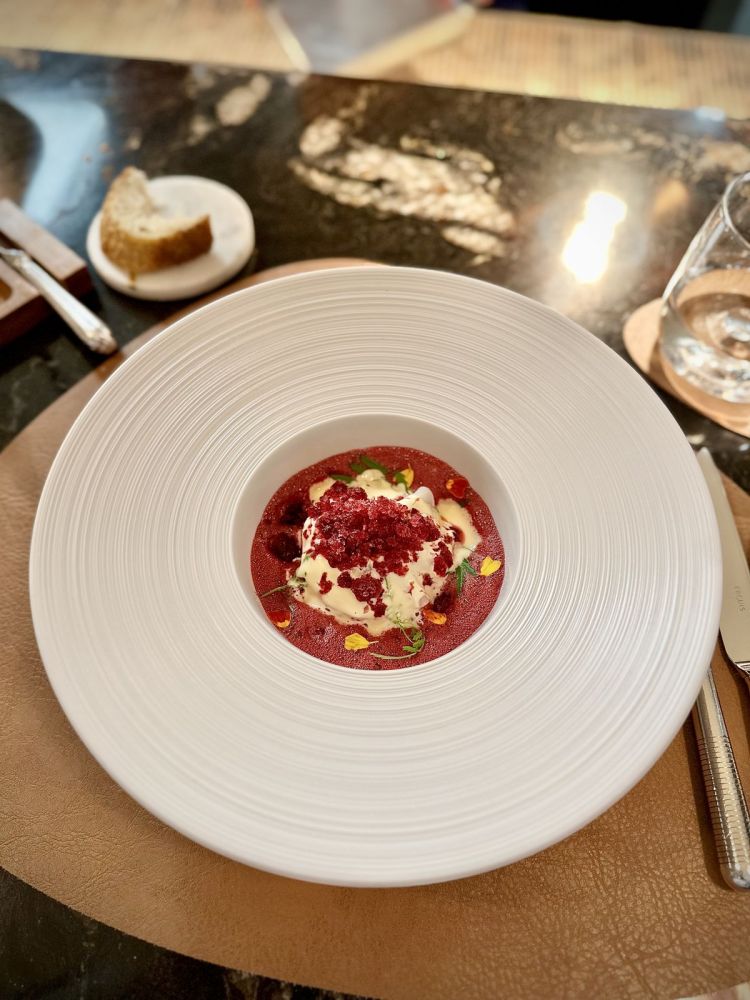 Faisselle con tagete, rape al koji, salsa al latticello, granita di ibisco: nasceva come un raviolo, per poi evolversi in qualcosa di più stratificato (una sorta di raviolo aperto). Esso è super richiesto dal pubblico, tanto da non riuscire ad uscire dalle proposte in carta. Una curiosità: il nome deriva da quei cestini di pastica che contengono i formaggi freschi. In questo caso, c'è un formaggio fresco di pecora, che ben bilancia l'acidità delle rape al koji. Da provare assolutamente
