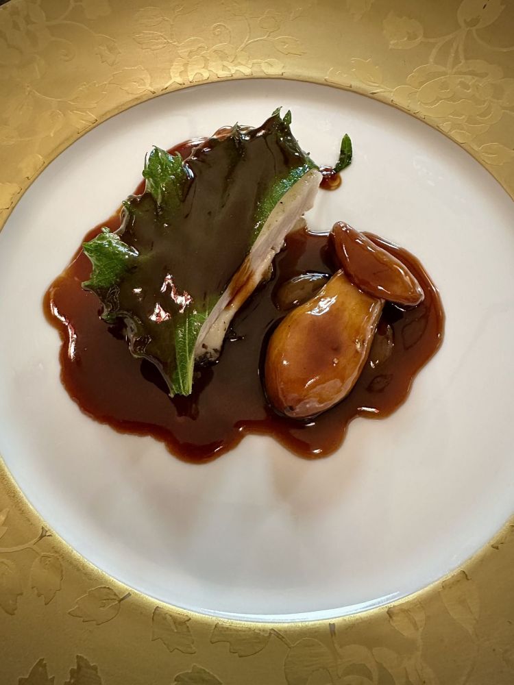 Rombo arrosto e porcino glassato: il tutto vien condito con una riduzione di porcini, una duxelle di porcini arrosto, pomodori verdi arrostiti, pistacchi e cecina, Brin d’Amour (un formaggio di capra fresco della Corsica), salsa di rombo e vino rosso, foglia di shiso. Flavio Lucarini esprime qui e nell'astice una grande conoscenza della cucina classica francese, con un'animo da saucier di rara eleganza