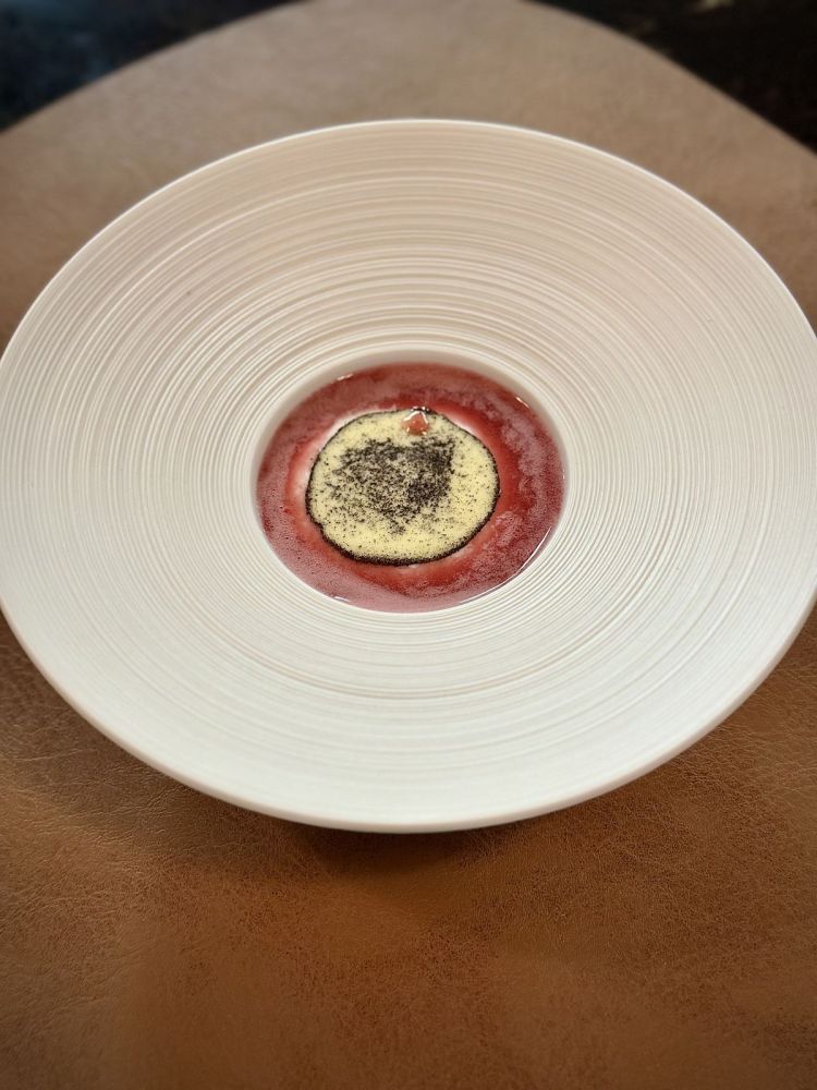 Predessert: tapenade di pesche, olive, capperi, fiori di sambuco fermentati, gelato al lime bruciato, spuma di yogurt all’acqua di rose, succo di uva fragola, cioccolato temperato col limone nero. Sensazioni mediterranee, fresche e complesse, ma tutte estremamente dirette e piacevoli. Il lime bruciato sorprende per le note di cocco e caffé che emana, perdendo l'acidità che ci si potrebbe aspettare
