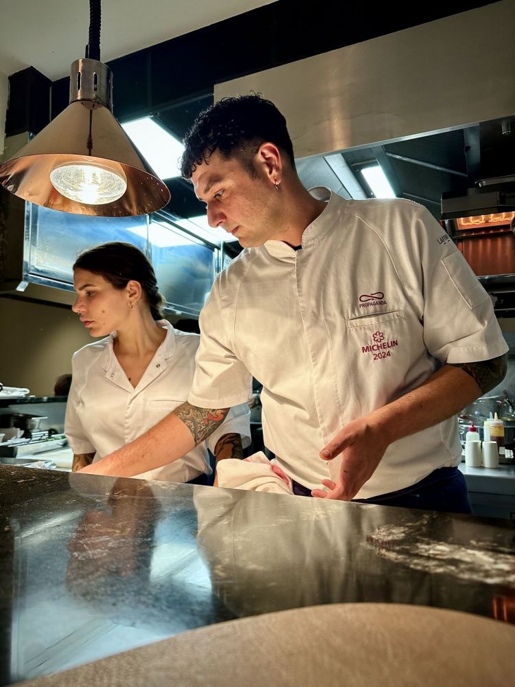 Aurora Storari e Flavio Lucarini al pass, ripresi dal bancone che si affaccia sulla cucina
