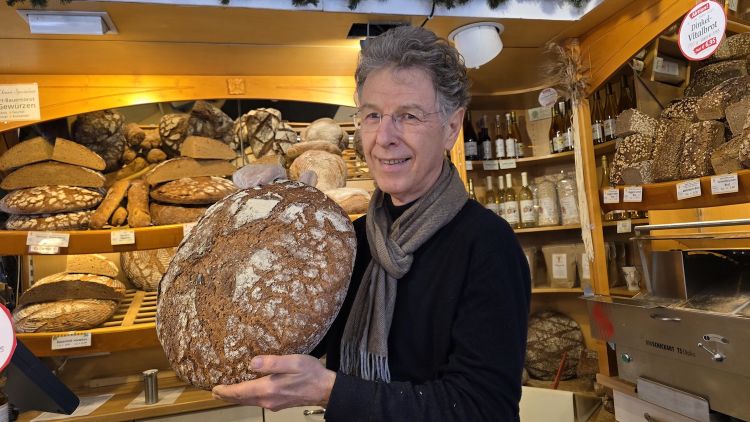 Herbert Waschkau posa con il pane di segale di Lebe Gesund
