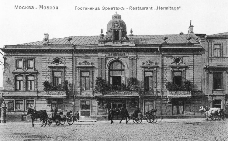 Il ristorante Hermitage di Mosca, in una foto d'epoca. Sotto, il suo chef Lucien Olivier
