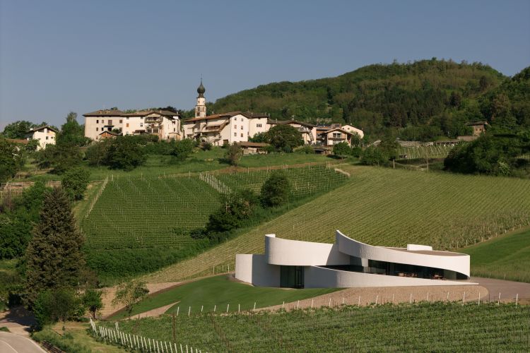 La nuova cantina Moncalisse si integra perfettamente nel contesto paesaggistico circostante