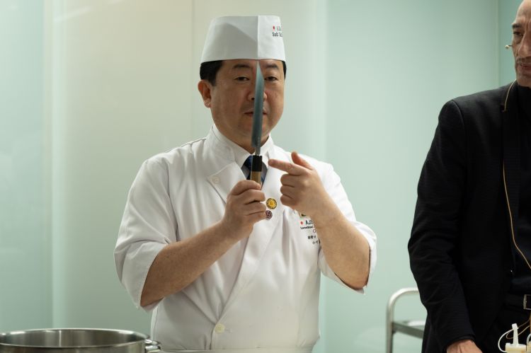 Hirotoshi Ogawa al taglio