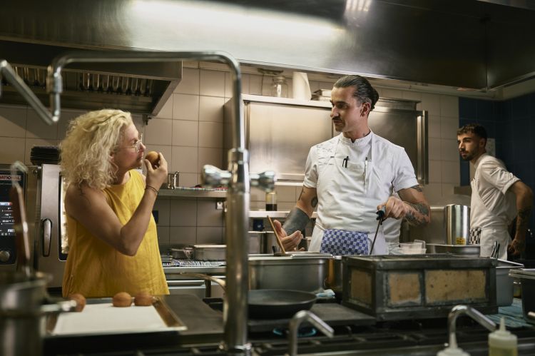 Ana Roš nella cucina del suo Hiša Franko a Koba