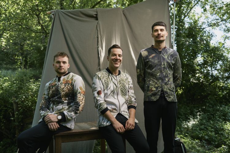 Alcuni giovani membri dello staff dell'Hi&scaron;a Franko. Al centro &egrave; il comasco Davide Rovagnati
