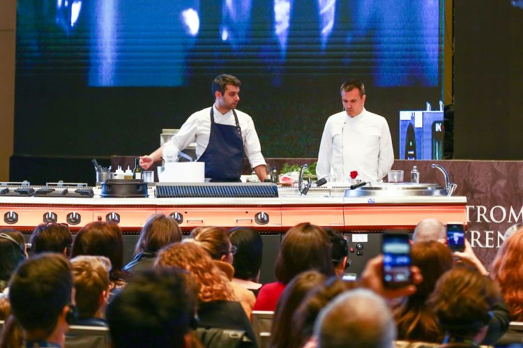 Oriol Castro a Gastromasa. Sul palco con lui è l'italiano Giulio Gigli, a capo del laboratorio creativo
