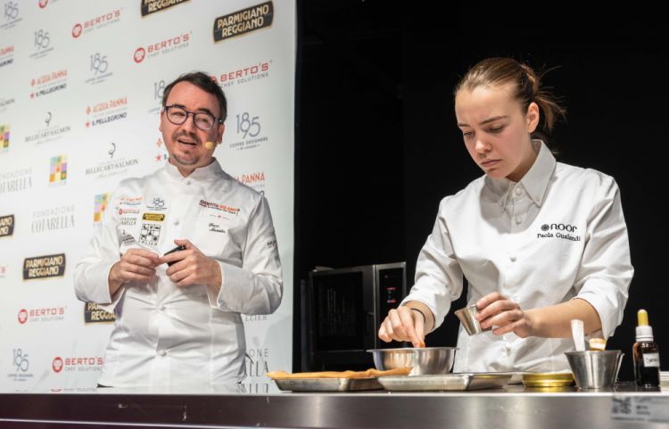 Paco Morales sul palco con la sous chef Paola Gualandi
