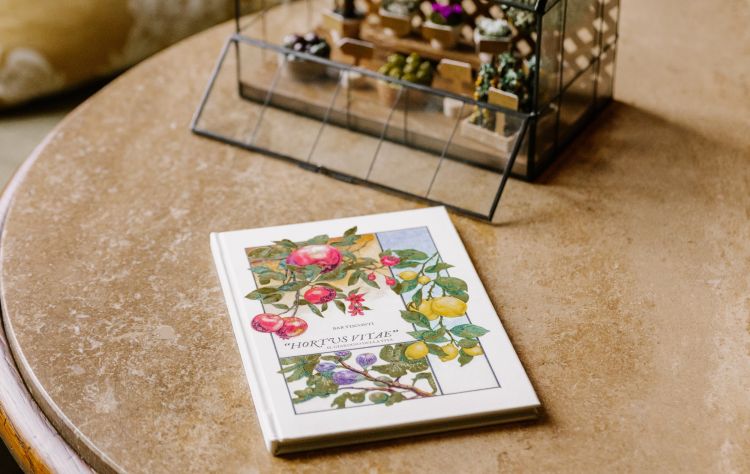 Hortus Vitae, il volume illustrato che richiama gli antichi erbari e presenta i cocktail attraverso le piante e le relazioni naturali da cui prendono ispirazione
