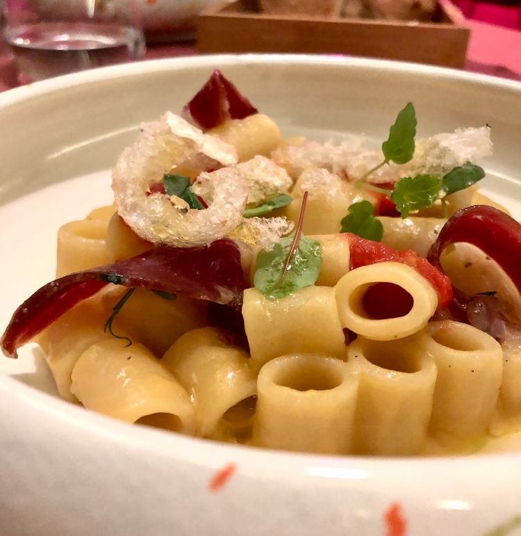 Tubetto cannellini&cannellino, con vellutata di fagioli, cannellino, battuto di pomodoro cannellino, petto d’anatra e cotenna affumicata
